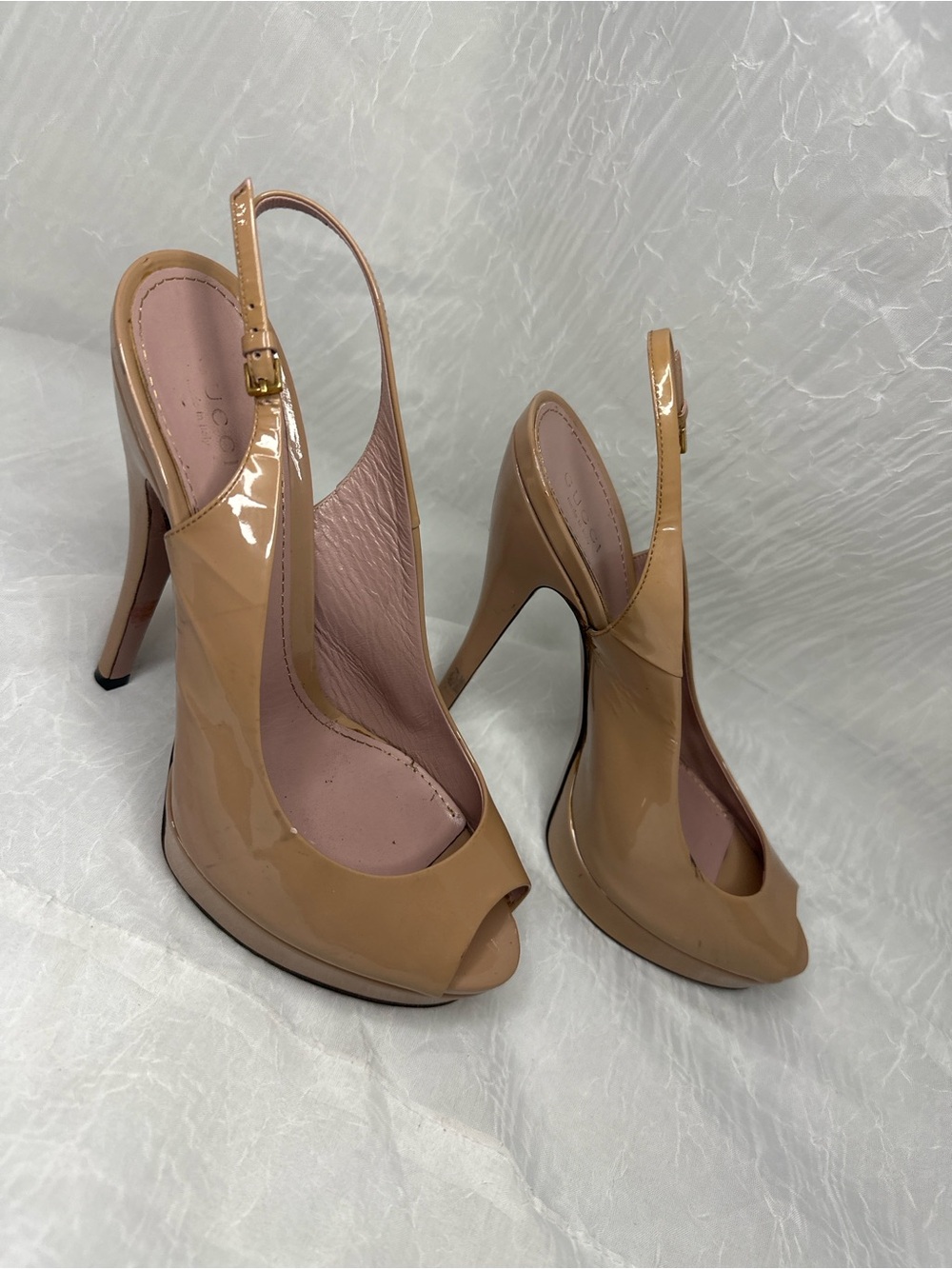 Gucci Nude Patent Leather Peep Toe Slingback Heels with Gold Buckle - Picture 2 of 12